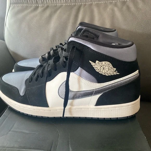 Air Jordan 1 Mid SE ‘Satin Smoke Grey’